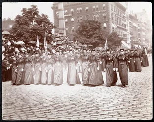 Vue des femmes défilant dans une parade des Filles de la Grande Armée de la République, New York, mai 1895